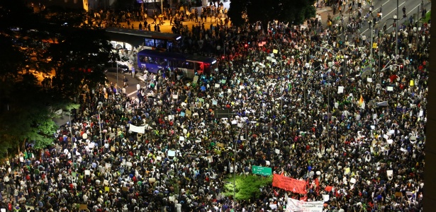 17jun2013---manifestantes-chegam-ao-cruzamentos-das-avenidas-faria-lima-e-reboucas-em-pinheiros-zona-oeste-de-sao-paulo-no-5-protesto-contra-o-aumento-das-tarifas-do-transporte-coletivo-1371505262094_615x300